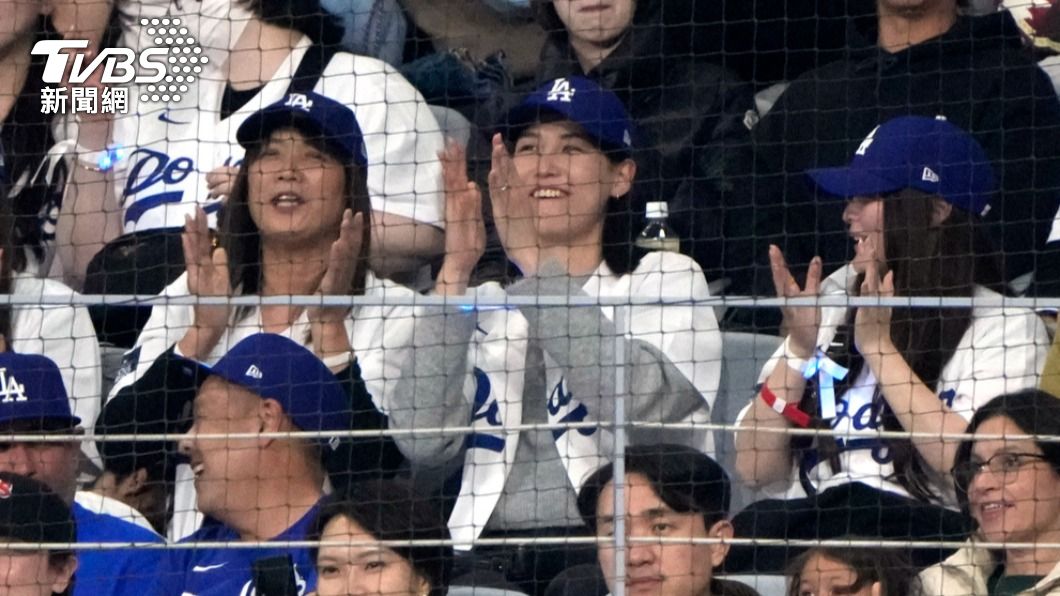 水原一平妻野間えりか(右一)與大谷妻田中真美子(中間)近日多次合體看球。(圖/達志影像美聯社)