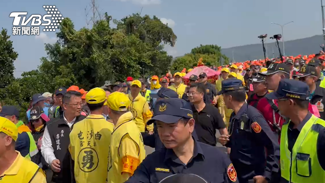 歷史新篇章!白沙屯媽祖走彰雲大橋抵雲林 鄉親感動喊:請假接駕