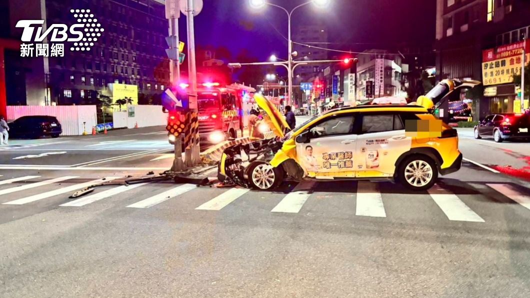 新北計程車深夜自撞!運將恍神釀禍 車頭撞爛人沒事