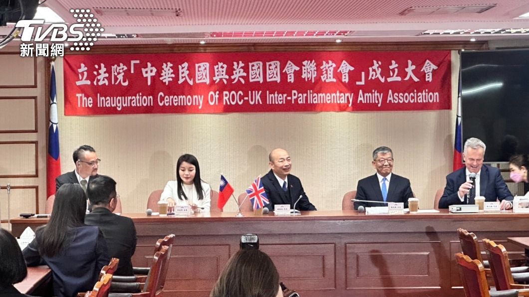 國民黨立委張嘉郡今(21)日上午於立法院舉辦「中華民國與英國國會聯誼會」成立大會,立法院長韓國瑜出席。(圖/林至柔攝)