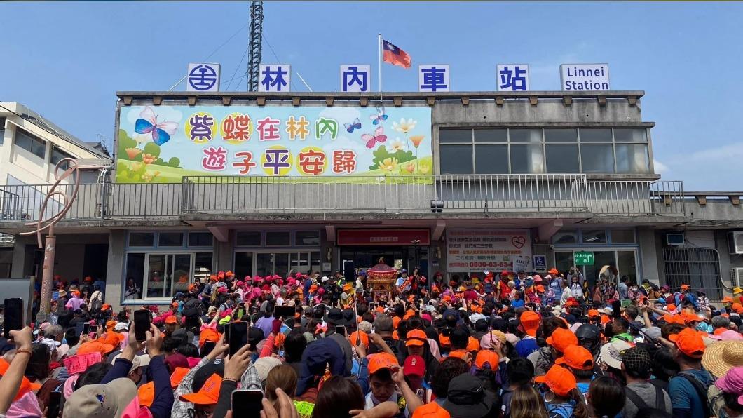 擠爆車站畫面曝!白沙屯媽祖停駕林內鄉 鄉親淚喊:百年賜福