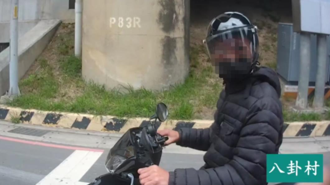騎士鑽車縫、任意變換車道　男按喇叭提醒卻被問候老母