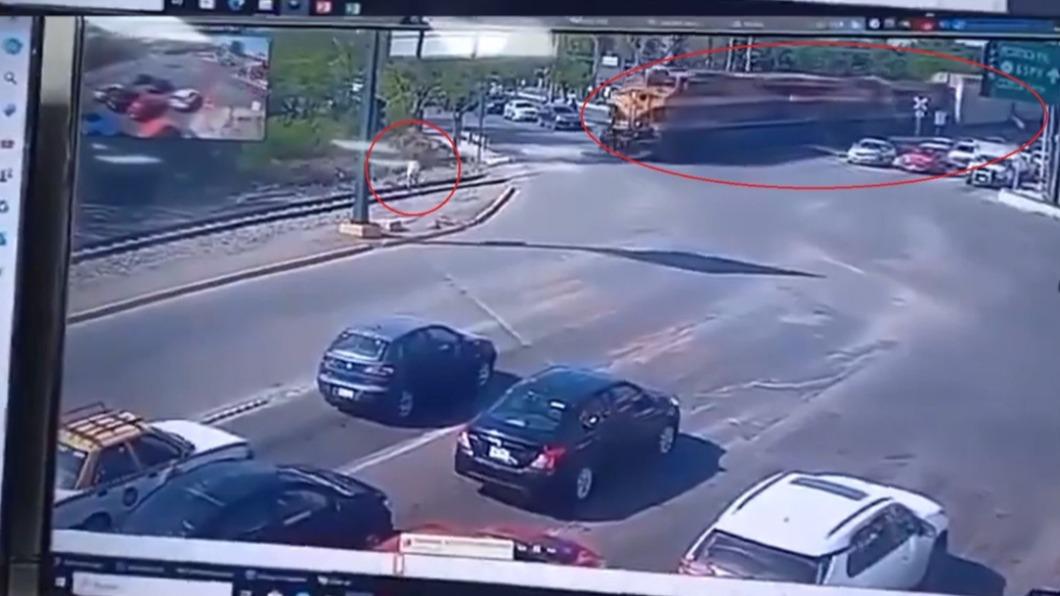 墨西哥女「戴耳機滑手機」闖鐵軌!下秒慘被火車輾過 當場爆頭亡