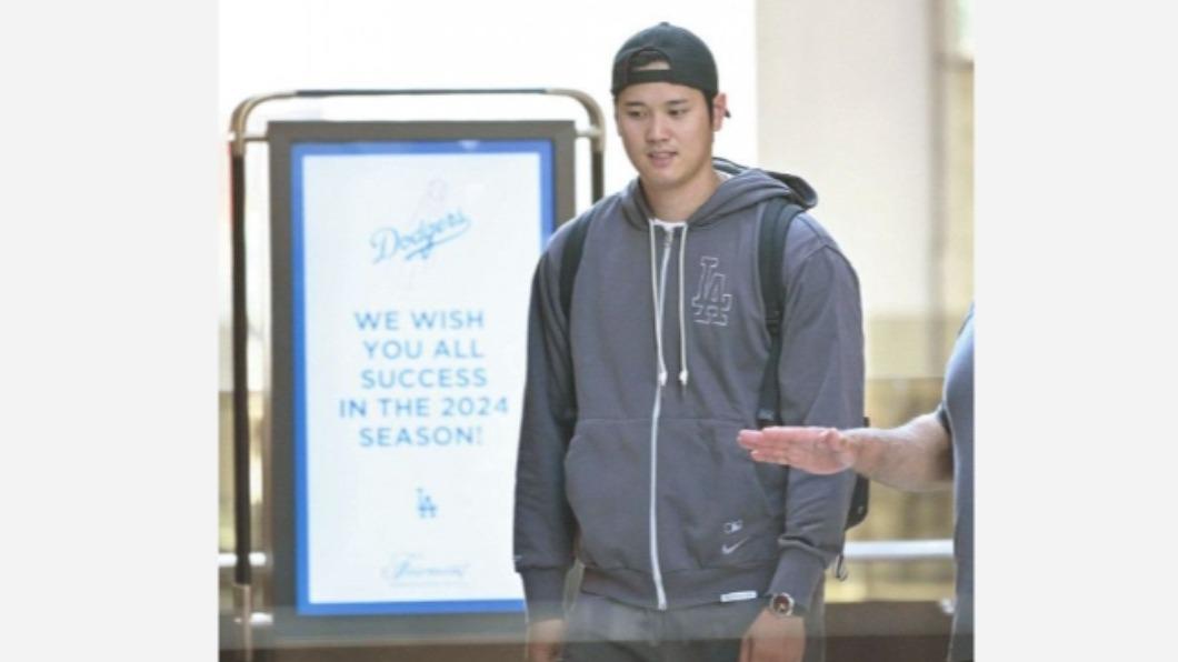 日媒指出大谷在水原出事後，21日下午微笑從飯店前往球場。（圖／翻攝https://news.goo.ne.jp/）