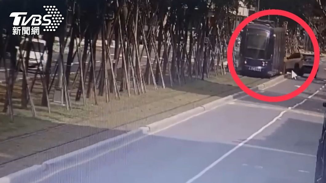 快訊／高雄輕軌又被撞！「禁行左轉」休旅車硬闖　三寶畫面曝