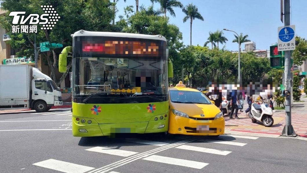 有片/原來我們這麼近...公車緊貼小黃「違規左轉」撞到凹