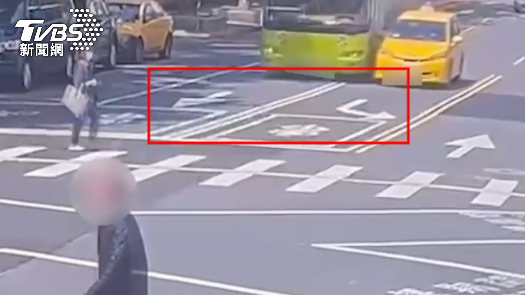 公車當時未依規定停放於轉彎車道，卻逕自轉彎。（圖／TVBS）