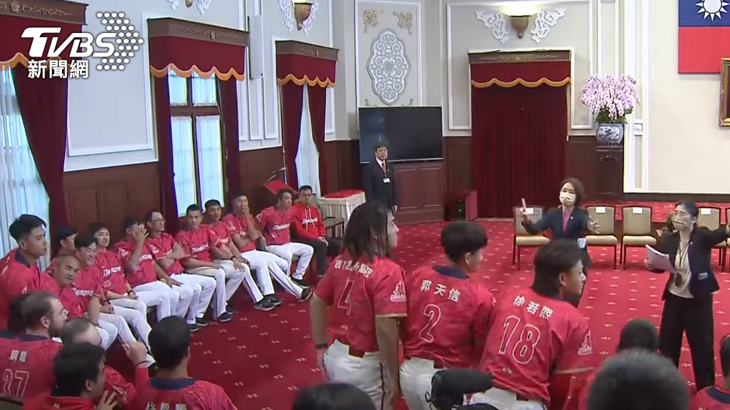 味全龍今日到總統府。(圖/TVBS)