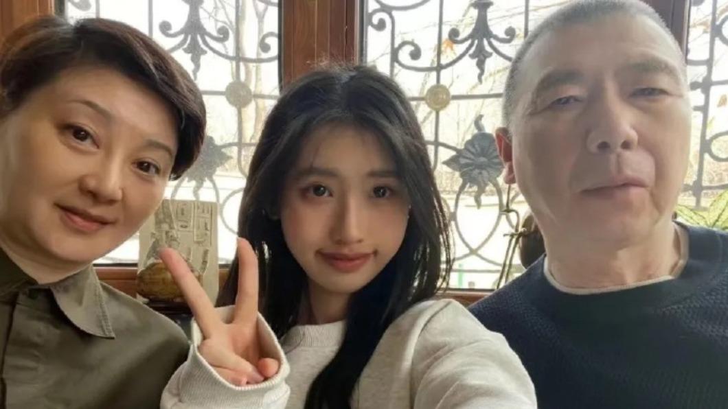 馮小剛、徐帆日前才幫養女徐朵慶祝18歲生日,一家三口非常幸福。(圖/翻攝自微博)