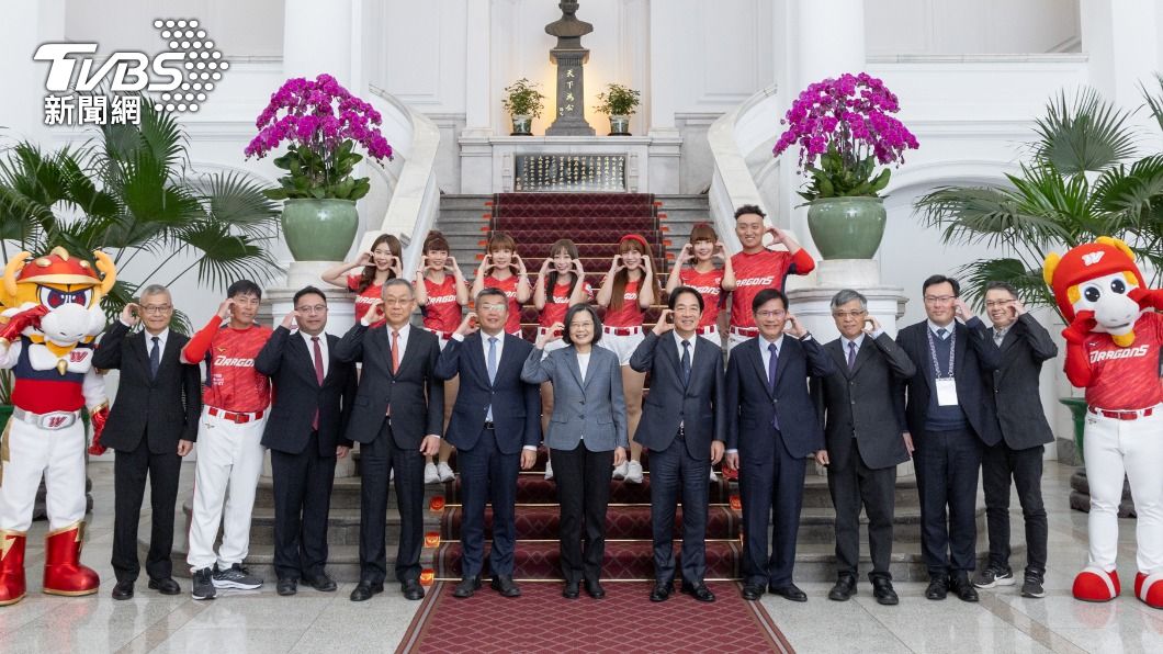 蔡英文與賴清德等人和味全龍啦啦隊合照。(圖/總統府提供)
