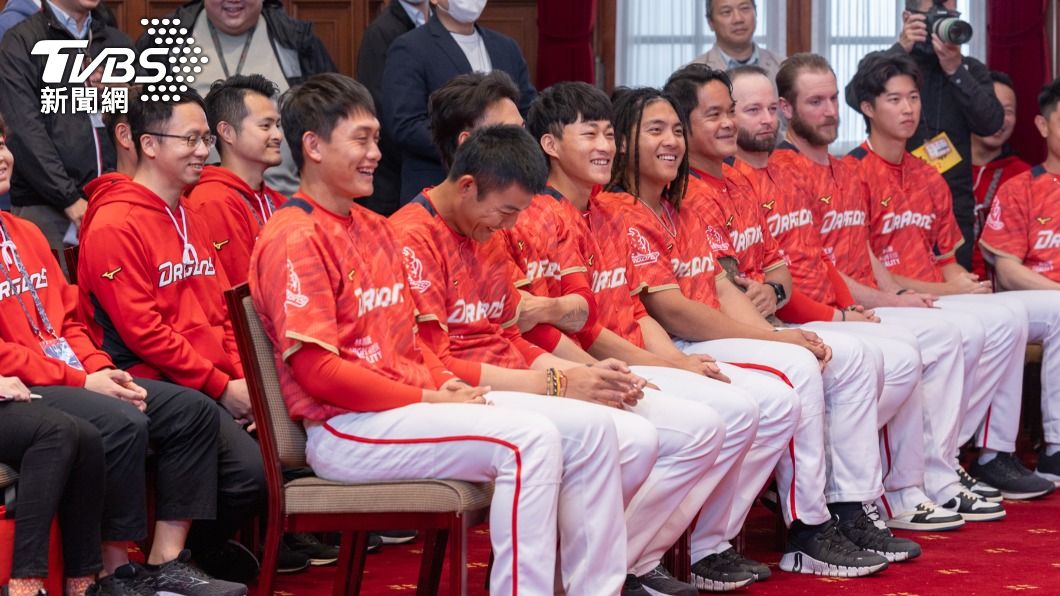 林智勝(右四)被點名時臉紅。(圖/總統府提供)