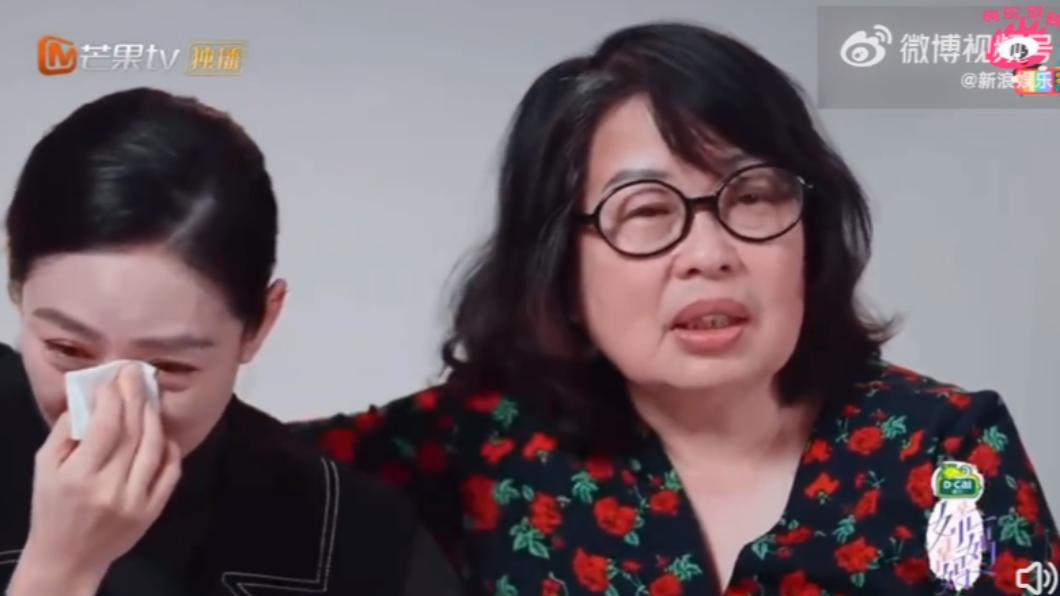 陶媽媽哽咽分享生病往事,感謝女兒陪她度過難關。(圖/翻攝自微博)
