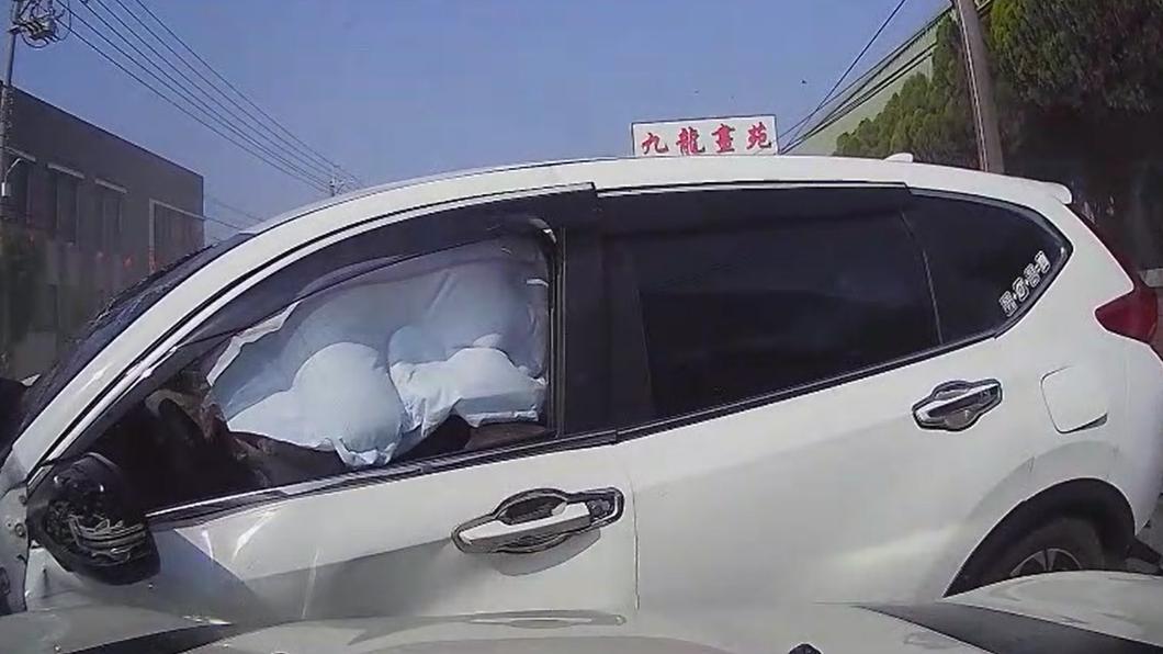 休旅車的安全氣囊爆開。(圖/民眾提供)