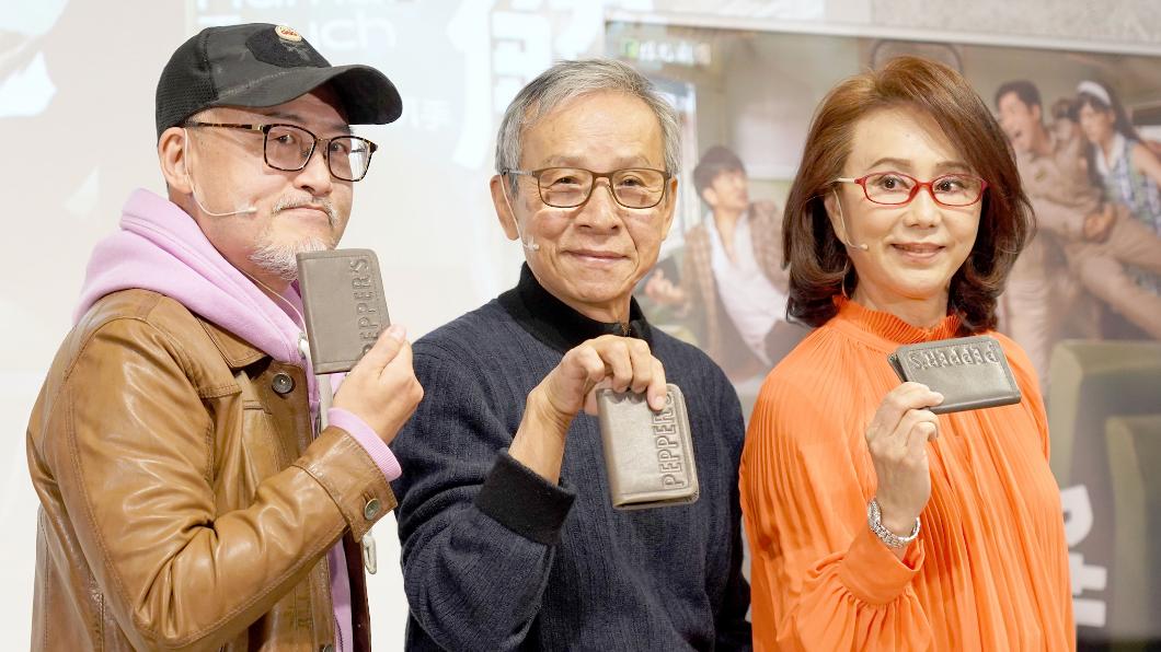 導演李明澤指導美女扒手孫翠鳳,扒走吳念真錢包。(圖/張大魯攝影-綠光創藝提供)