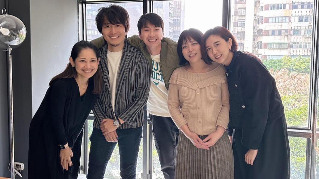 江宏傑（中）跨國官司和解落幕，他分享與律師大淵愛子（左起）、徐崧博、朱宜君以及沈佳儀的合照，表示是重要的夥伴。（圖／翻攝自江宏傑臉書）