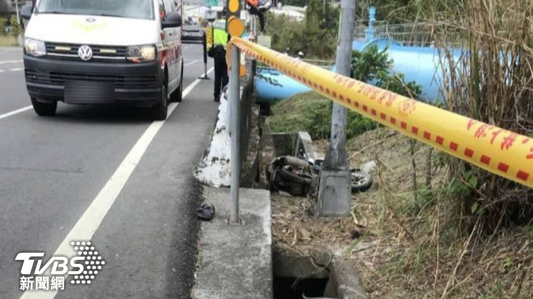 事故現場留有一部機車。(圖/TVBS)