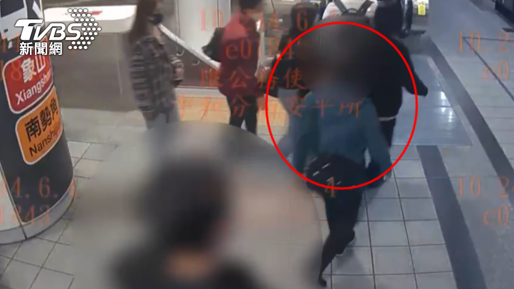 被害男子於永安站追著工程師下車後,對方隨即離去,他因而報警。(圖/TVBS)