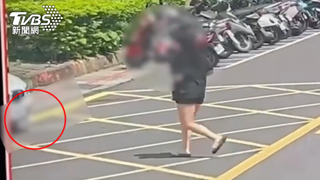 婦人因不明原因昏倒在停車場出入口,駕駛未發現輾過,路過民眾上前幫忙。(圖/TVBS)