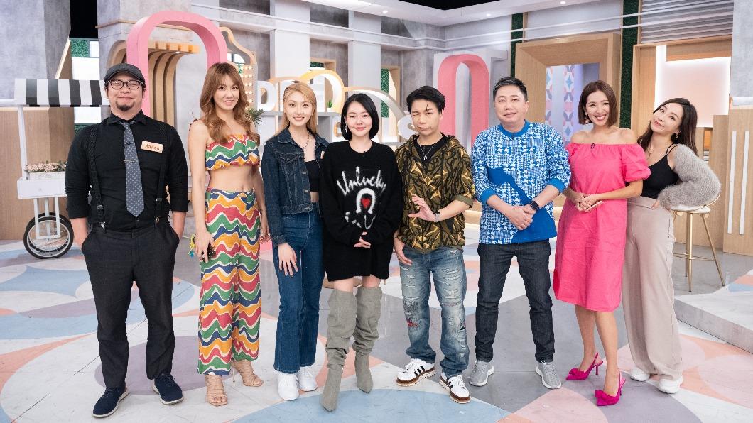 小S(左4)主持的《小姐不熙娣》製造不少話題。(圖/東森提供)