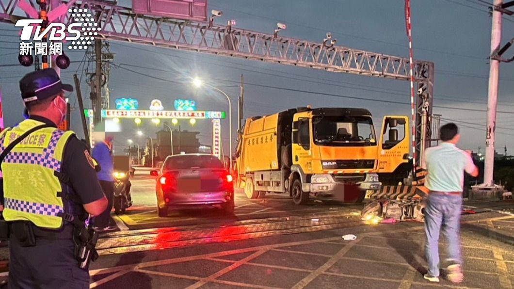 這起死亡車禍一度影響台鐵通行,直到晚間6時54分才恢復通行。(圖/TVBS)