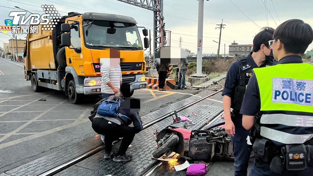 屏東平交道旁死亡事故！8旬騎士被垃圾車撞飛　「噴到鐵軌」不治