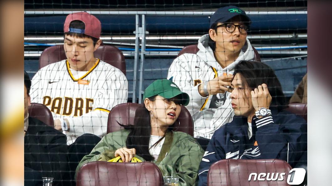 孫藝珍(前排左)、玄彬到場觀賞MLB開幕戰。(圖/news1提供)