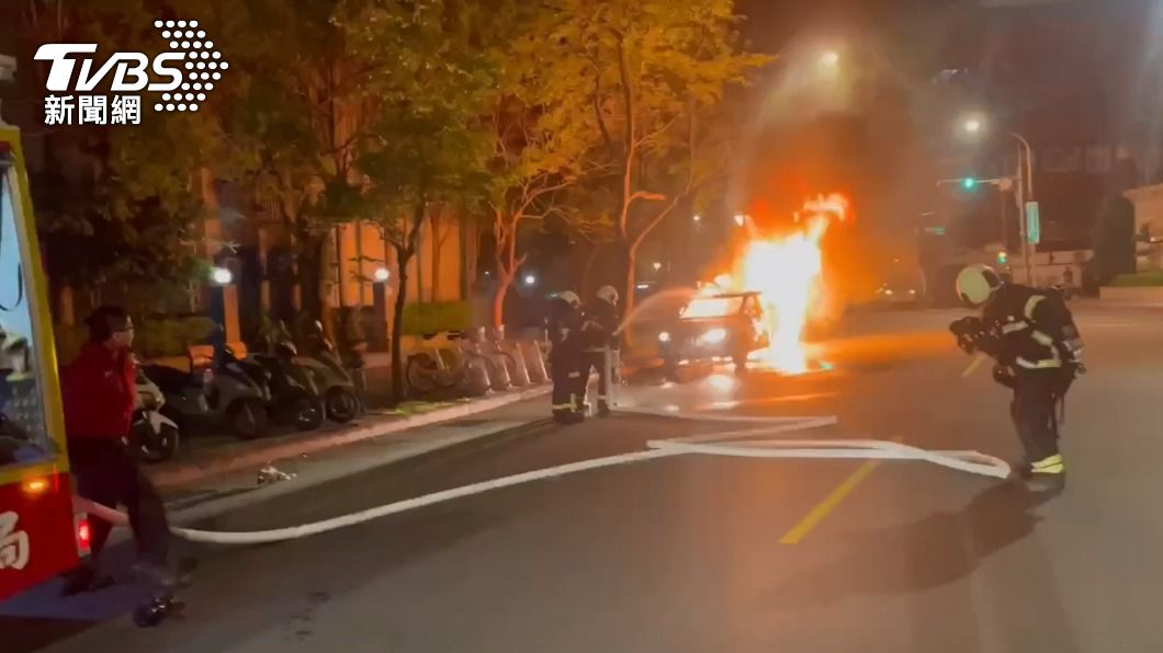 警消射水搶救。(圖/TVBS)