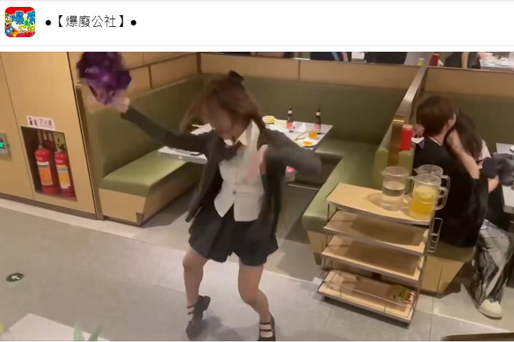 女店員和後方情侶同樣賣力。(圖/翻攝自爆廢公社)