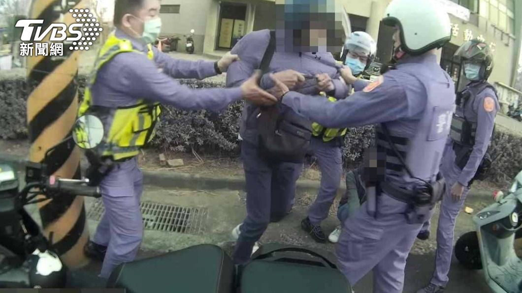 真愛？毒蟲老公不願通緝老婆被關　拿刀自傷喊：警察欺負人