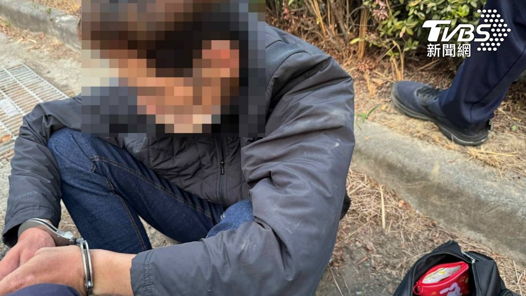 警見狀立即壓制逮捕,並在他身上起出安非他命。(圖/TVBS)