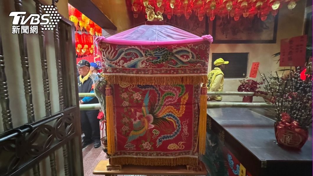 轎班人員喬了好幾個角度才順利讓鑾轎進入。(圖/白沙屯拱天宮提供)
