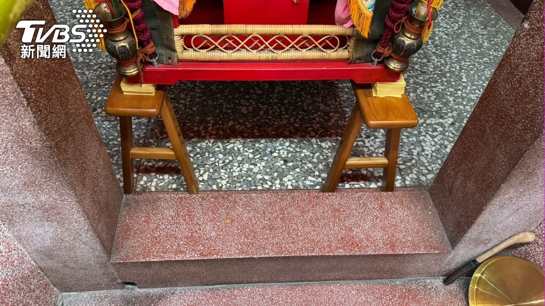 轎班人員縮小腹才得以進出。(圖/白沙屯拱天宮提供)