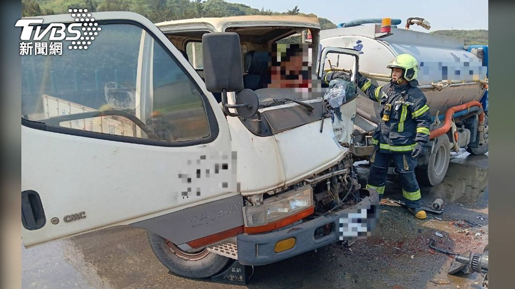 快訊/西濱事故!恍神追撞灑水車 駕駛左腿骨折一度受困