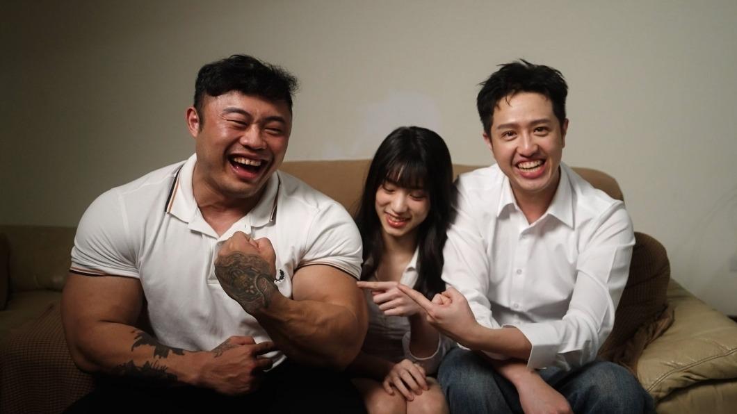 莫凡新(右起)找啦啦隊女神芊芊、及健身YTR熱狗王合作。(圖/唯有音樂提供)