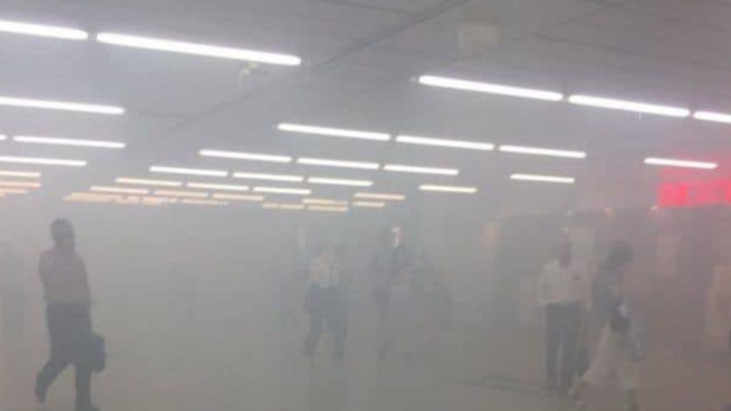 快訊/東京小田急線新宿站火警!車站灰煙瀰漫 列車急停駛