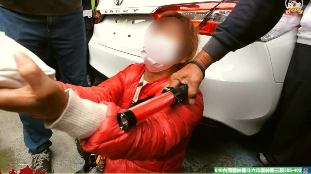 該名婦人拿著女兒的衣服求神蹟。(圖/翻攝自白沙屯拱天宮臉書)