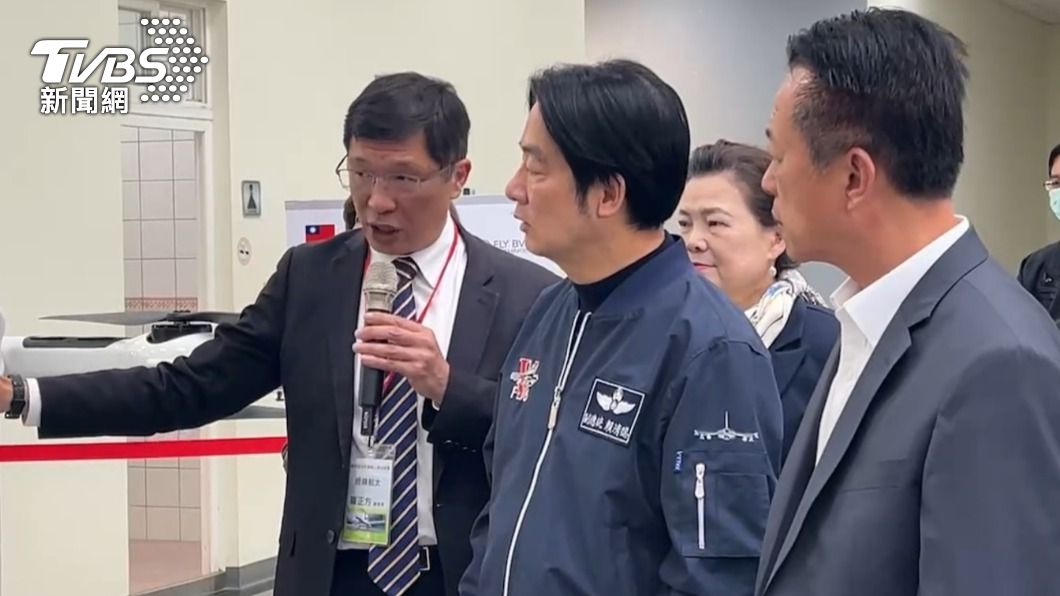 賴清德與無人機業者進行討論。(圖/TVBS)