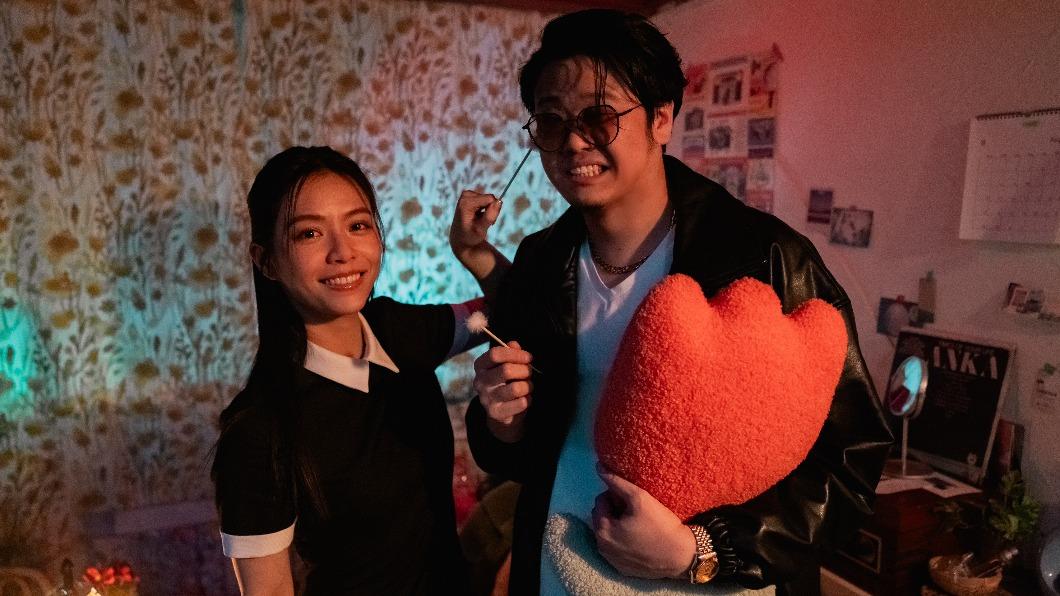主唱王於MV中飾演黑道老大，和宋芸樺求掏耳朵。（圖／何樂音樂提供）