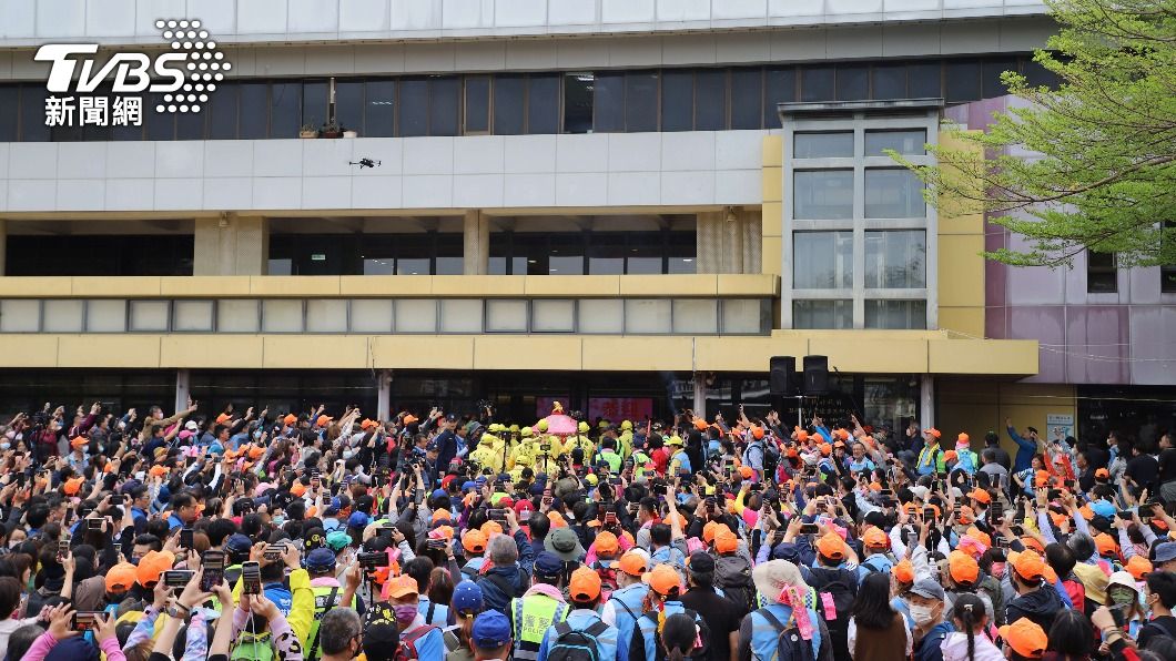 縣府親民廣場前擠滿了人。(圖/雲林縣政府提供)