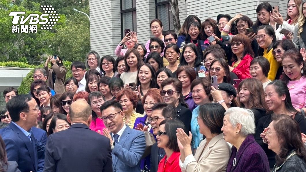 後方眾多婦女領袖見到韓國瑜都笑開懷。（圖／陳昫蓁攝）