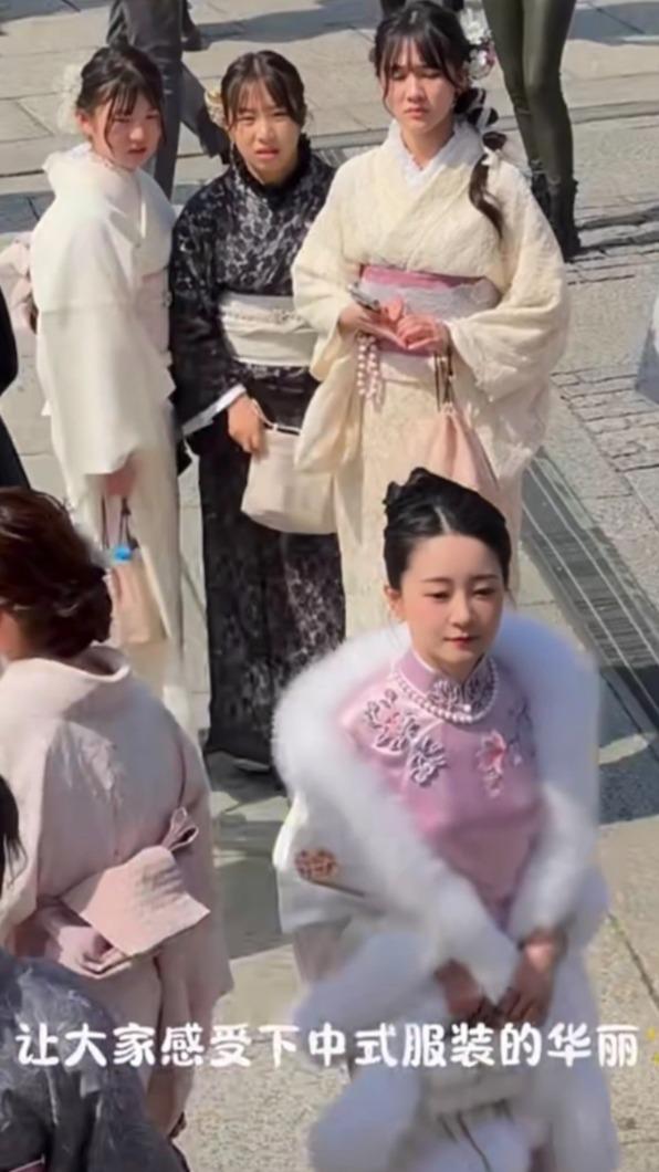 特意在日本人面前秀漢服。(圖/翻攝自小紅書)