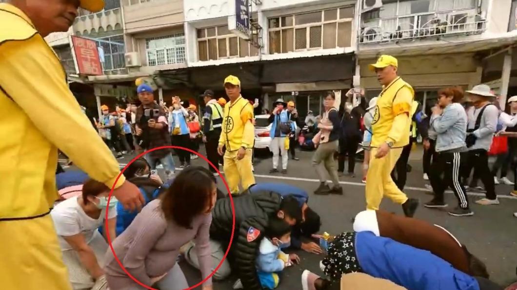 暖心！孕婦排鑽白沙屯媽祖轎底「趴不下去」　轎班舉高鑾轎