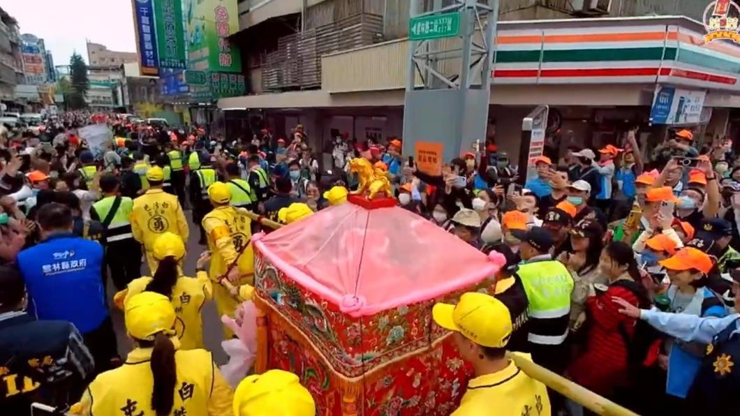 媽祖鑾轎衝進台大醫院雲林分院。(圖/翻攝自白沙屯拱天宮)
