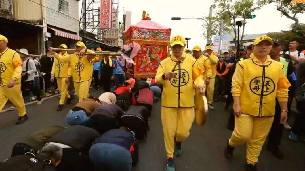 信徒大排長龍等鑽轎底。(圖/翻攝自白沙屯拱天宮)