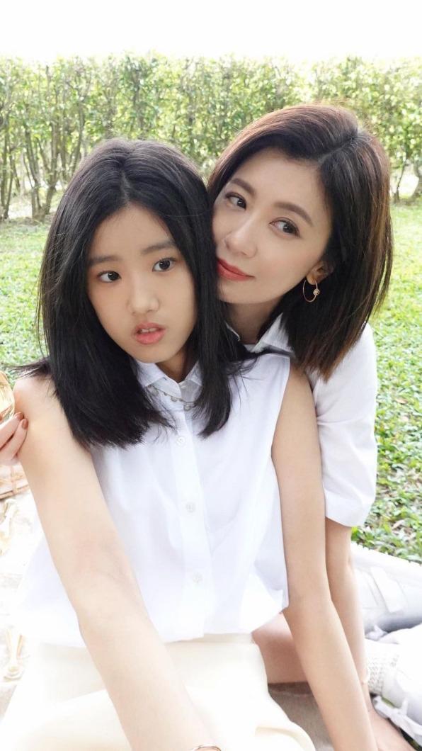 賈靜雯與小時候的梧桐妹,母女倆感情一直很好。(圖/翻攝自梧桐妹IG)