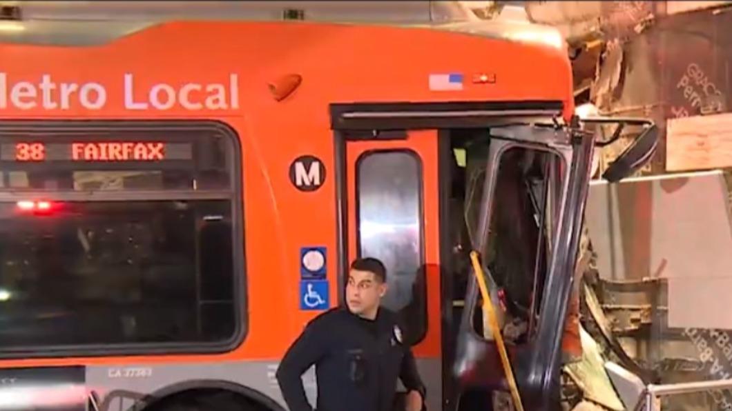 公車撞上一旁的麗思卡爾頓飯店牆壁才停下。(圖/翻攝自X@ABC7)