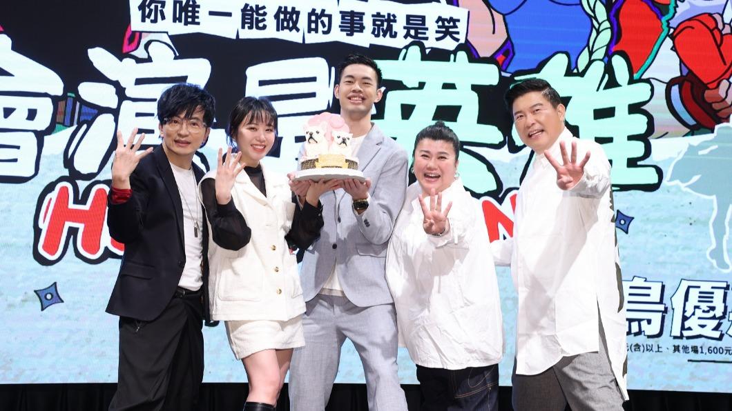 《2024會演是英雄》團隊提前為茵聲（左二）慶生。（圖／聯合數位文創提供）