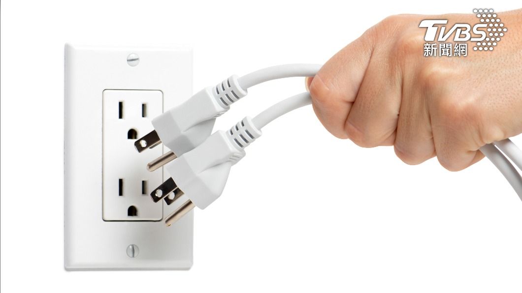 長時間不用的電器設備還是要記得把插頭拔掉。(示意圖/shutterestock達志影像)