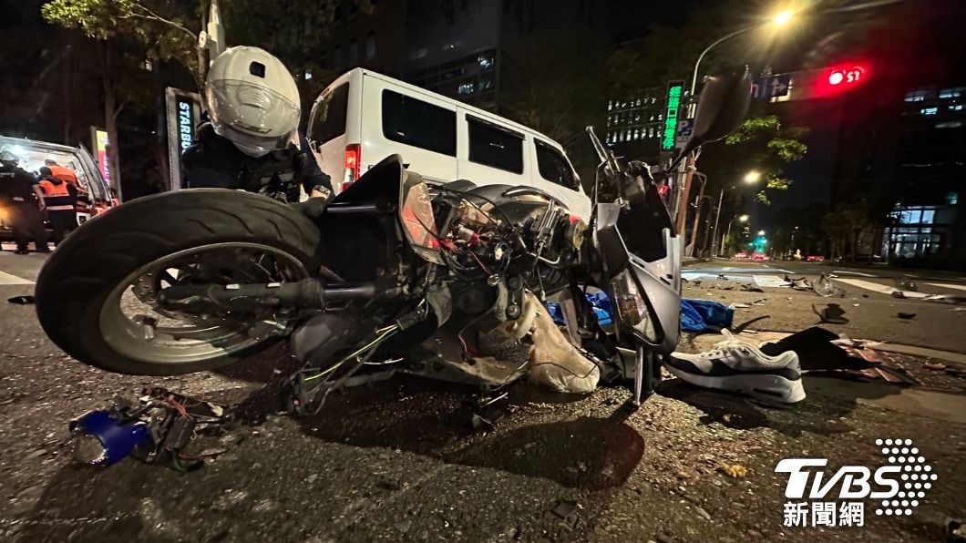 機車慘被撞毀,零件散落滿地。(圖/ 區國強攝)