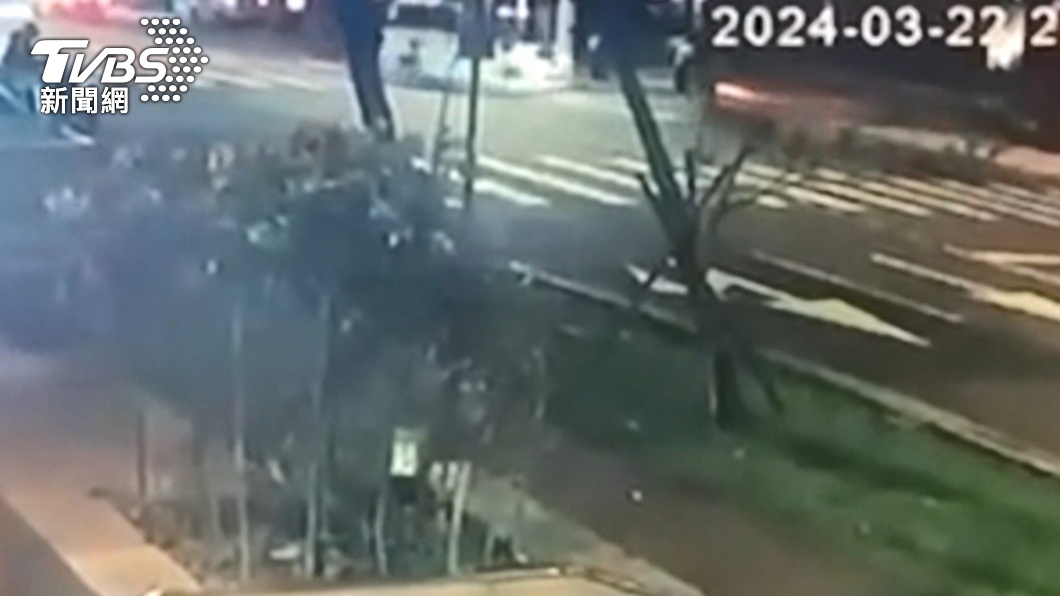 內科嚴重車禍!「騎士疑捲進車底」 驚悚瞬間曝